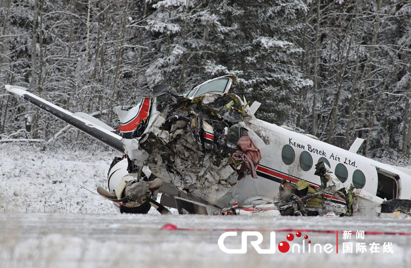 加拿大一架小型飞机坠毁造成1死9伤(高清组图)