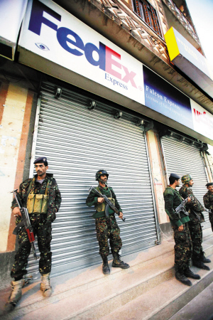 也门警察在已关闭的美国联邦快递公司于萨那的分公司门口警戒.