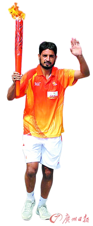 外籍火炬手快步跑每人传递不到30秒