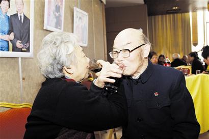 图文:金婚老人令"宝马婚恋观"显苍白