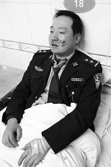 男子抽掉执法交警皮带将其打晕 被抓后称不后悔