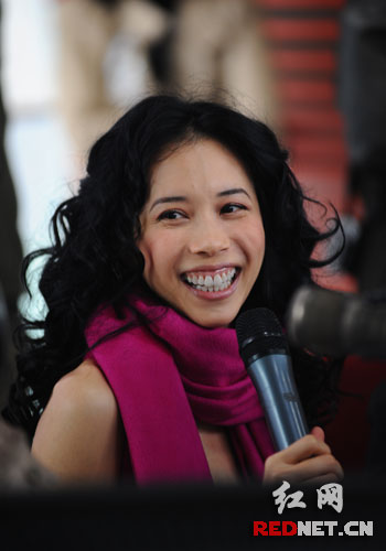 莫文蔚黑丝造势个唱 绯闻男友张亚东担任嘉宾