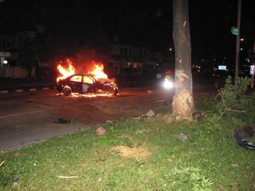 深夜遭遇车祸轿车起火马来西亚华裔青年被烧死