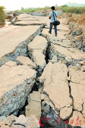 地裂现场好像地震一样.记者轩慧 摄