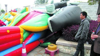 充气城堡漏气 女童摔成骨折