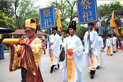 當天,北京龍潭公園舉行盛大的端午文化節祭祀儀式,以古代祭祀禮儀祭奠