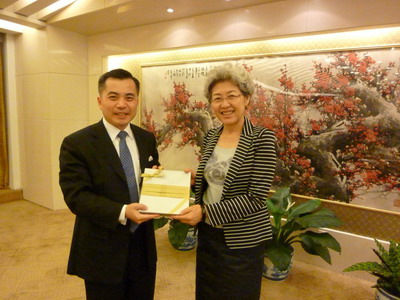 傅莹会见香港特区律政司司长黄仁龙