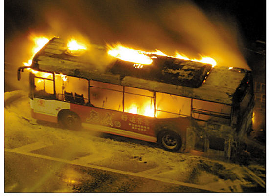 公交车闹市起火烧剩骨架