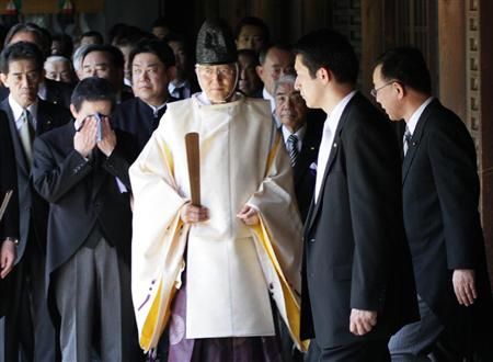 安倍晋三参拜靖国神社 石原批内阁"不是日本人"