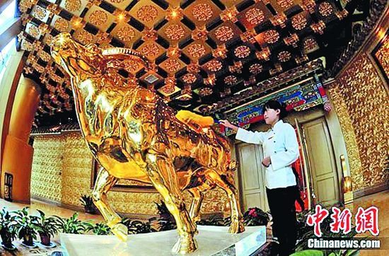 华西村龙希国际大酒店60层有座镇楼之宝号称"价值3亿元人民币"的金牛