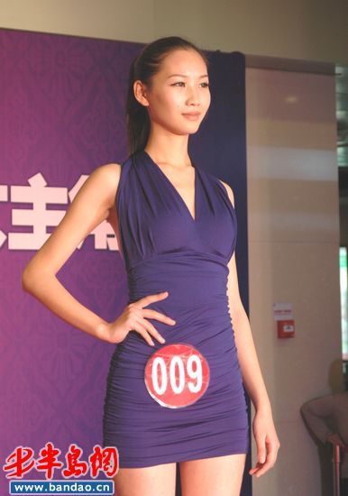 9号选手万璐瑶在比赛中走秀