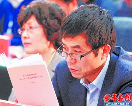 国家行政学院教授刘旭涛正在听取述职报告.