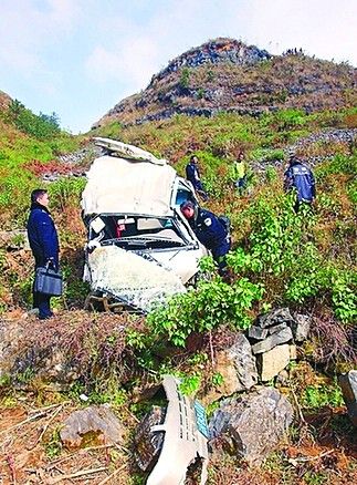 云南省丘北县马的士校车造成两死23伤的安全事故余波还未平息,接踵