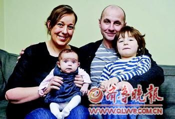 ◥布莱克一家人的合影.▲鲁宾和妹妹弗洛伦在一起.