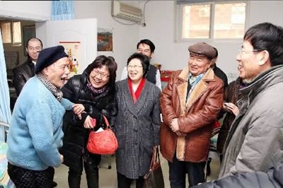 会议前夕,全国政协委员华以刚(右一,李国安(右二,尉中民(右三)