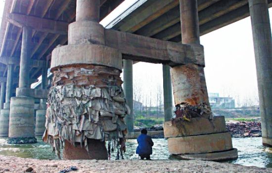 底下桥墩歪上头车照跑 专家称目测未发现异常