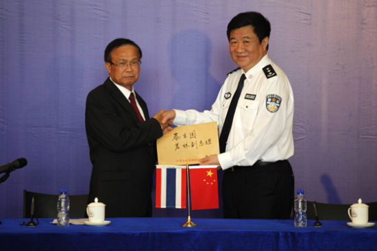 中泰破获电信诈骗案 中国将10名泰籍嫌犯移交泰国