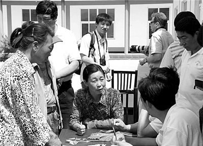 当日,首个植物诊所试点在延庆县康庄镇小丰营村开诊.