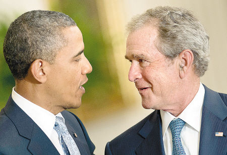 奥巴马和小布什在白宫会面时,两人表情很尴尬.