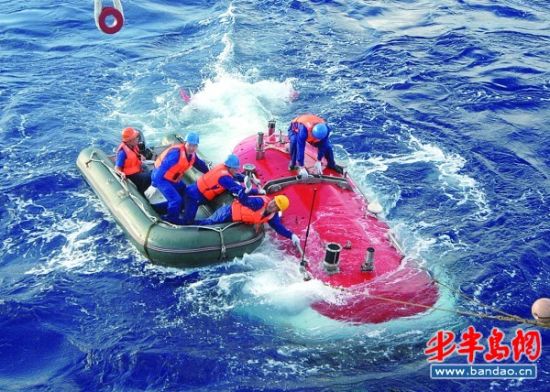 蛟龙深潜突破7000米最大设计深度创世界纪录