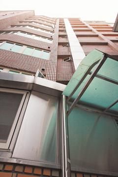 > 正文一名随母亲投宿饭店的四岁女童上午从饭店九楼楼梯间气窗坠楼