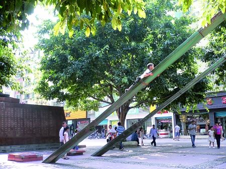 小孩趴在拉绳铁皮上网友图商报记者 王超重庆商报讯 "因无人监管,吊桥