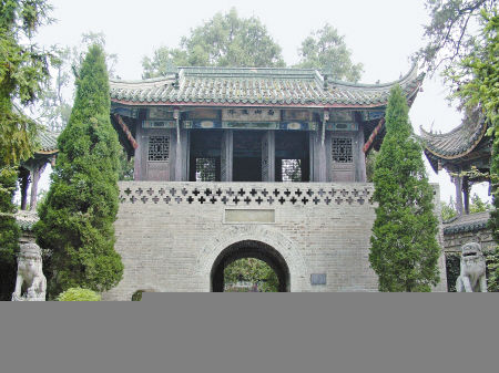 武侯墓内的琴楼,楼上方白底黑字写有"高山流水"四个大字.