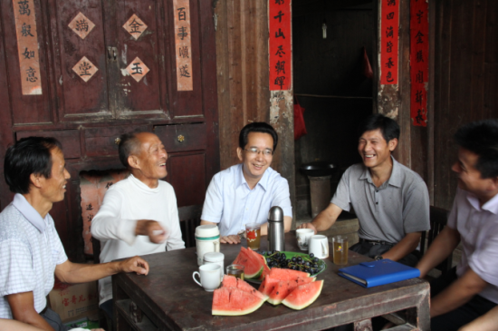 中方縣委副書記,縣長姜耀文(右二)向村民瞭解生產生活情況