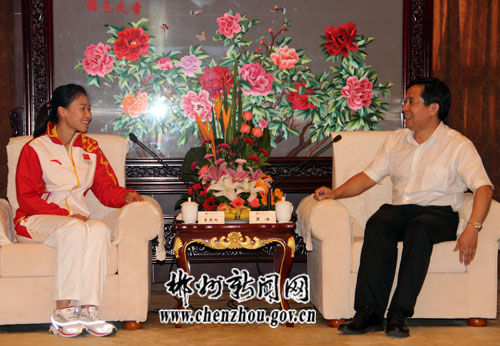郴州市委副书记,市长瞿海与易思玲亲切交谈易思玲接受采访红网郴州站9