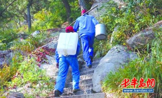 爬山路,每人负重四五 正文 每天挑水爬三四公里山路 白色的塑料