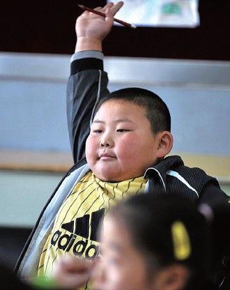 在教练的指导下,小金龙练起举重更有"范儿".