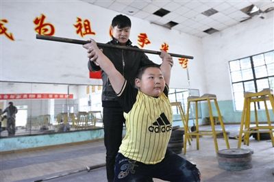 上课抢着举手下课苦练举重