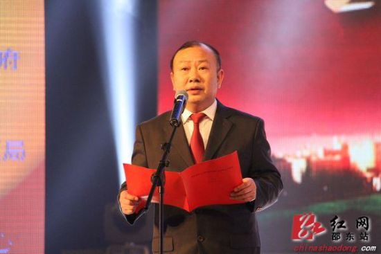 邵东县委副书记,县长罗建南在晚会上讲话舞蹈《春风又一年》器乐演奏