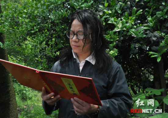 (工作之余,湖南知名艺术家叶光寒隐居麓山,在山野间寻找艺术灵感.