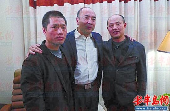 张高平(右,张辉(左)和代理律师朱明勇在一起(资料照片)