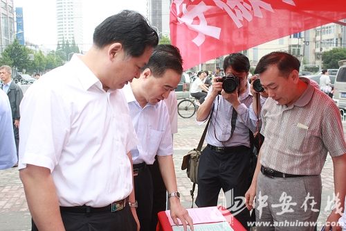 副省长杨振超参观省煤监局展台咨询活动现场为认真宣传贯彻党的十八大