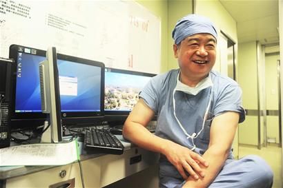 华西医院骨科主任裴福兴的"仁生" 我的时间,都要给病人