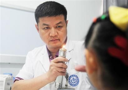 华西医院眼科教授刘陇黔提醒:近视加深 是不戴眼镜造成的