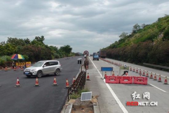 京港澳高速耒宜段桥梁施工应急车道上减速慢行