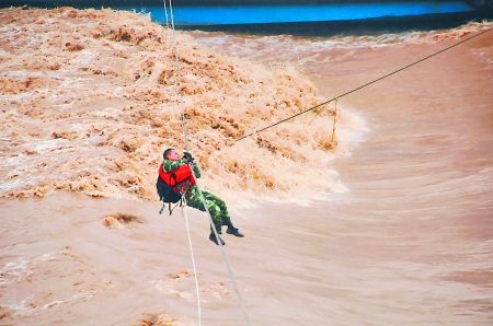 最美消防员陈华军跳入洪水舍身救人