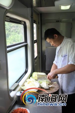 揭秘海口至哈爾濱列車餐車:途中進行食材補給