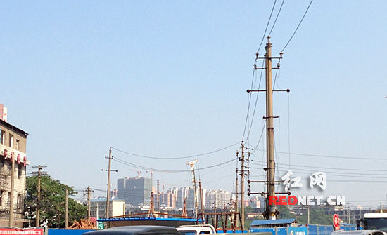 长沙树木岭16根电杆拆卸 路面电线换成地下电缆