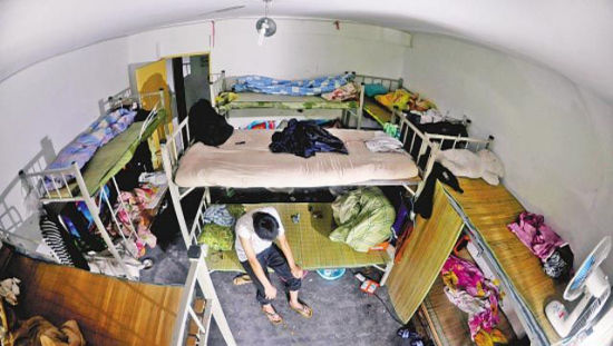 80平米竟住25人 北京群租房乱象为何屡治不止?