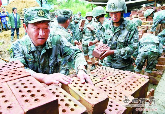 红军师铁锤子团雨中急行军战滑坡险情成功转移96名受灾群众