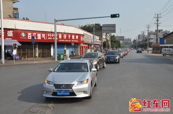 (雷克薩斯)車隊於下午四點準時從益陽佳寧娜廣場出發,參與巡遊的有