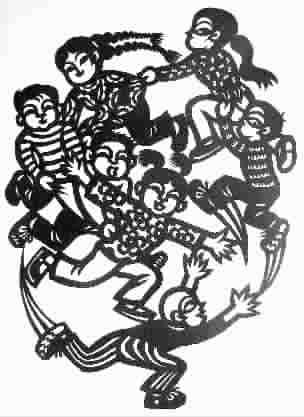 童年游戏(剪纸)彭敏敏   (原标题:大鹰捉小鸡)   【看新浪新闻赢