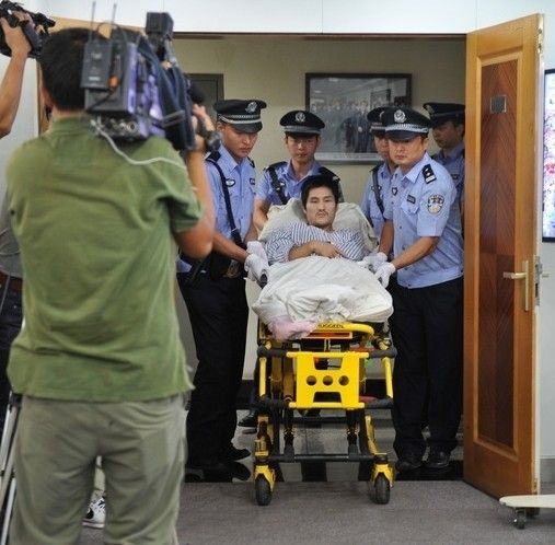 冀中星被法警推进法庭央广网北京9月17日消息(记者孙莹)据中国之声