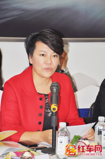 她叫邱萍,深圳佳鸿名车集团副董事长,兼任长沙驰宝和长沙路豹董事长