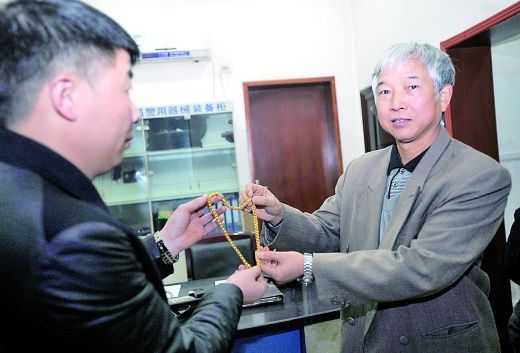 昨日,张洪勇(右)将一周前捡到的金项链交给失主张先生.
