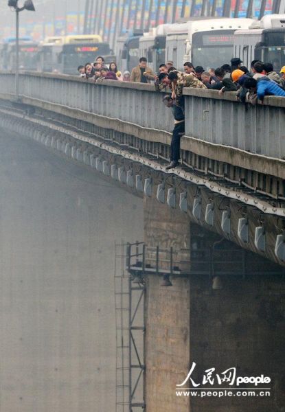 声称自己得了哮喘病,不想拖累家人,现在站在石门大桥的护栏上,准备跳